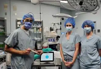 Chirurgien dans un bloc opératoire