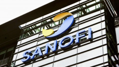 Le logo Sanofi apposé sur un bâtiment d'entreprise.