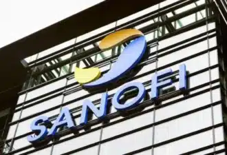 Le logo Sanofi apposé sur un bâtiment d'entreprise.