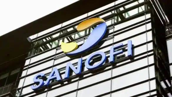 Le logo Sanofi apposé sur un bâtiment d'entreprise.