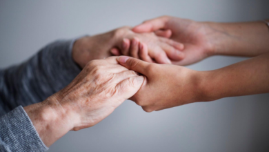 Personne âgée donnant ses mains à une autre personne plus jeune