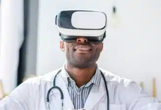 Une personne avec un stéthoscope qui porte un casque VR