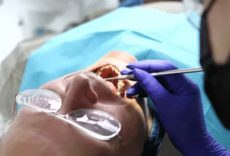 Personne se faisant soigner une dent