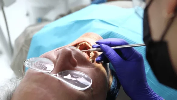 Personne se faisant soigner une dent