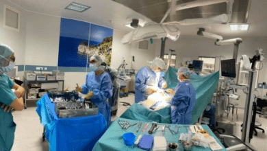 Chirurgien dans une salle d'opération pour opérer un patient