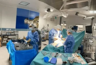 Chirurgien dans une salle d'opération pour opérer un patient