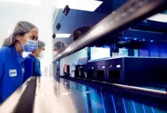 biologiste dans un laboratoire