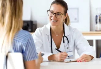Femme medecin portant un stéthoscope autour du cou