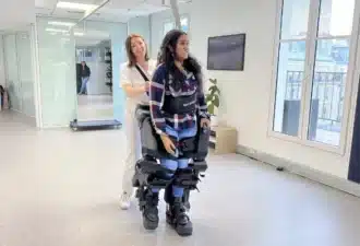Femme utilisant un exosquelette lors d'exercices de réadaptation dans un hopital