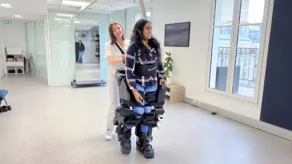 Femme utilisant un exosquelette lors d'exercices de réadaptation dans un hopital