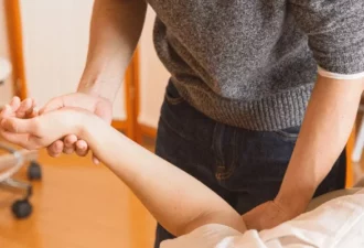 Homme qui se fait prendre la tension sur son lit allongé