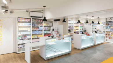 Intérieur d'une pharmacie moderne avec des étagères remplies de médicaments et de produits de santé.