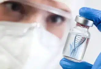 Personne tenant dans ses doigts un échantillon d'un produit de santé