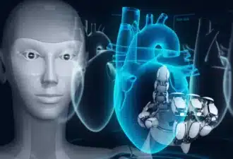 Un robot tenant un cœur humain dans sa main.