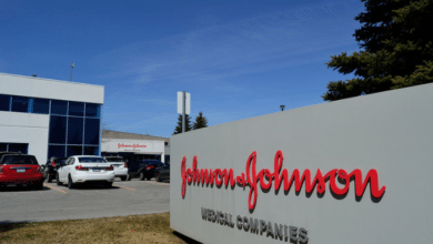 Bâtiment de l'entreprise médicale J&J avec un logo rouge et blanc proéminent.