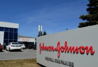 Bâtiment de l'entreprise médicale J&J avec un logo rouge et blanc proéminent.