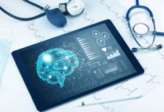 Tablette avec une image du cerveau et un stéthoscope sur une table.