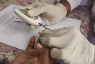 Test medical sur le doigt d'un patient à domicile