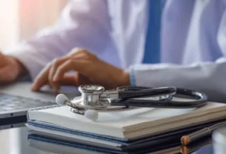 4 systèmes de santé économisent des millions grâce aux énergies renouvelables