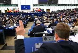 Vue du Parlement Européen lors d'un vote législatif sur des réglementations MedTech
