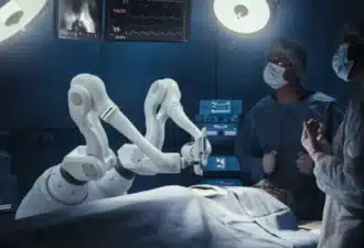 Robot chirurgical assisté pour une opération médicale dans une salle d'opération