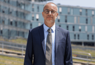 Portrait de Freddy Serveaux, directeur général du CHU Dijon Bourgogne, devant l’hôpital.