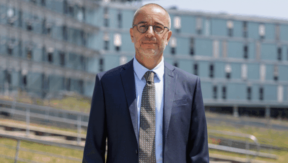 Portrait de Freddy Serveaux, directeur général du CHU Dijon Bourgogne, devant l’hôpital.