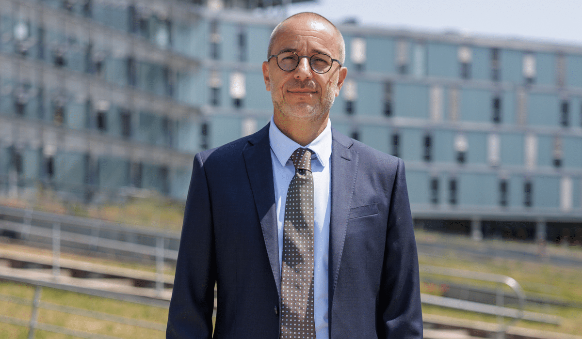 Portrait de Freddy Serveaux, directeur général du CHU Dijon Bourgogne, devant l’hôpital.