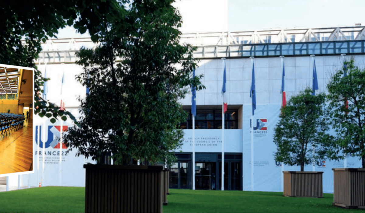 Façade du ministère de l’Économie à Paris avec les drapeaux et le logo France22, lieu d’accueil de conférences santé et innovation