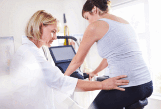 Séance de réadaptation cardiaque sur vélo d'exercice