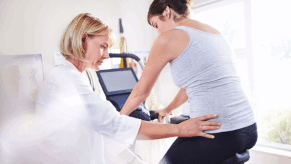 Séance de réadaptation cardiaque sur vélo d'exercice