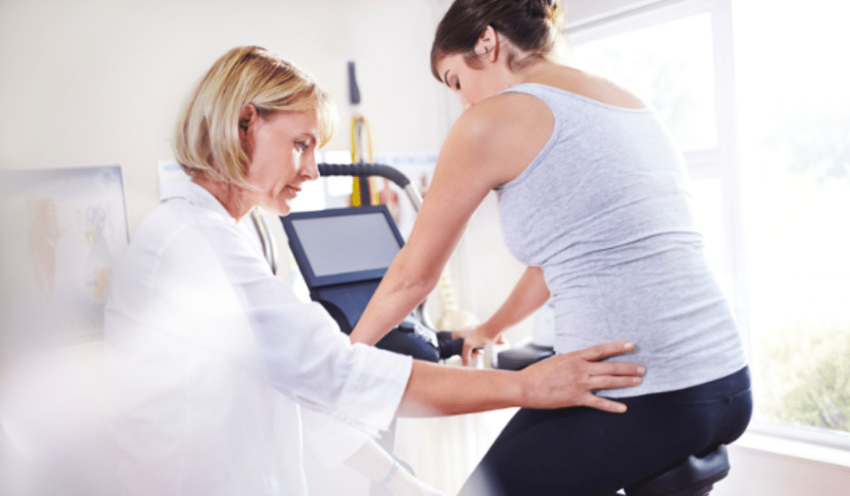 Séance de réadaptation cardiaque sur vélo d'exercice