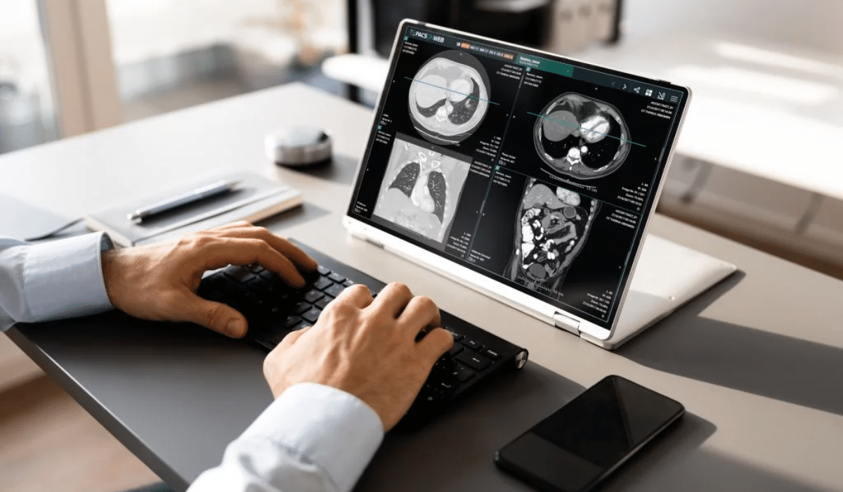 Radiologue rédigeant un compte rendu automatisé avec la solution Rayvolve d’AZmed intégrée au RIS