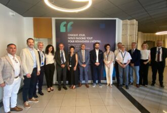 Équipe Dedalus et Hospices Civils de Lyon réunie pour officialiser le partenariat autour du PACS DeepUnity, dédié à la transformation de l’imagerie médicale.