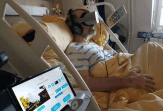 Un patient hospitalisé utilise un casque de réalité virtuelle Healthy Mind pour réduire la douleur et l’anxiété pendant son hospitalisation.