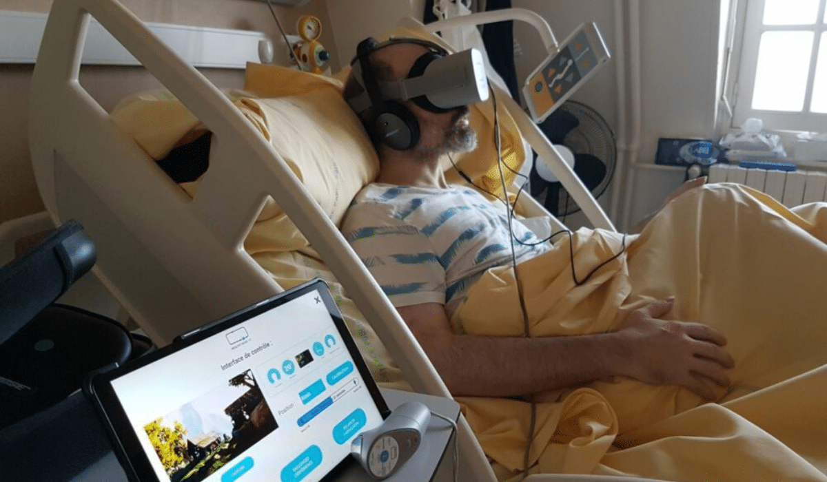 Un patient hospitalisé utilise un casque de réalité virtuelle Healthy Mind pour réduire la douleur et l’anxiété pendant son hospitalisation.