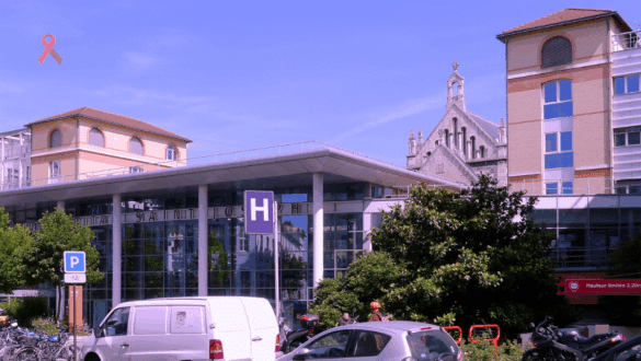 Façade de l’Hôpital Paris Saint-Joseph à Paris avec un ruban rose symbolisant Octobre Rose et la lutte contre le cancer du sein.