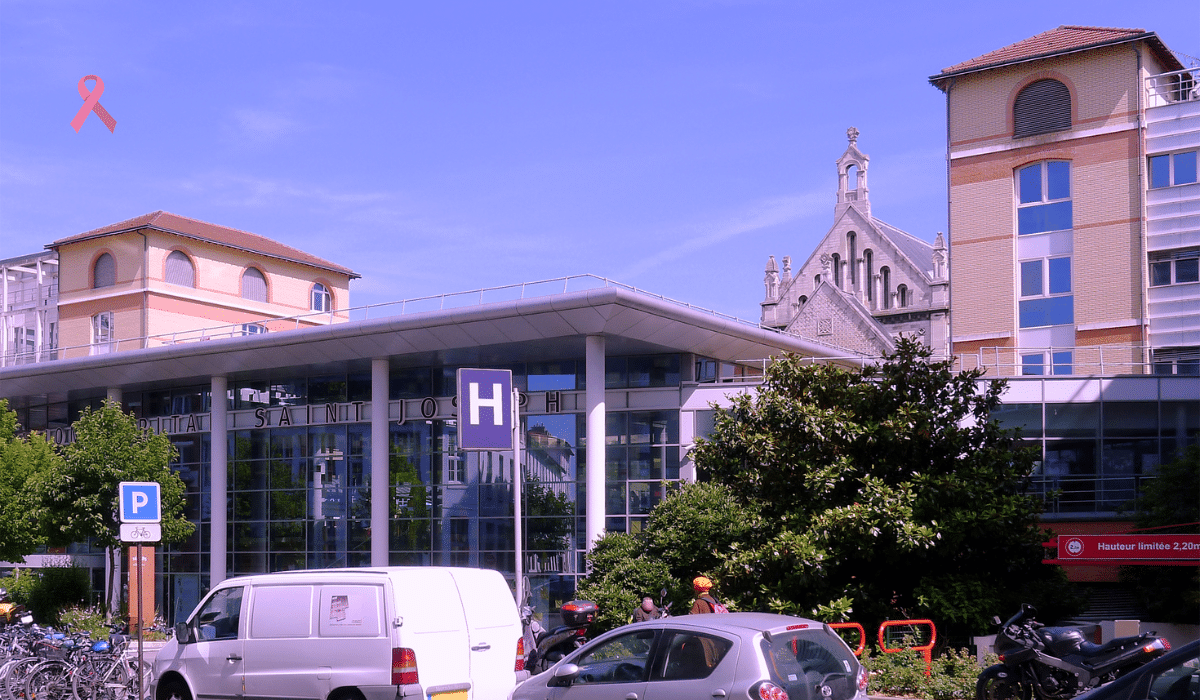 Façade de l’Hôpital Paris Saint-Joseph à Paris avec un ruban rose symbolisant Octobre Rose et la lutte contre le cancer du sein.