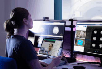 Manipulatrice radiologie pilotant à distance un examen IRM via la plateforme Philips ROCC, démonstration aux JFR 2025