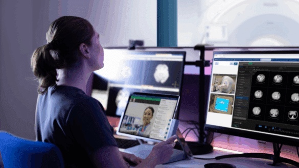 Manipulatrice radiologie pilotant à distance un examen IRM via la plateforme Philips ROCC, démonstration aux JFR 2025
