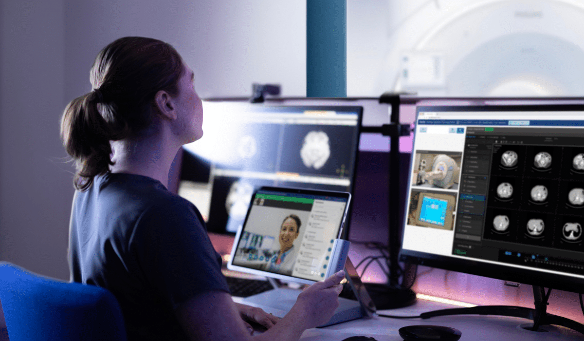 Manipulatrice radiologie pilotant à distance un examen IRM via la plateforme Philips ROCC, démonstration aux JFR 2025