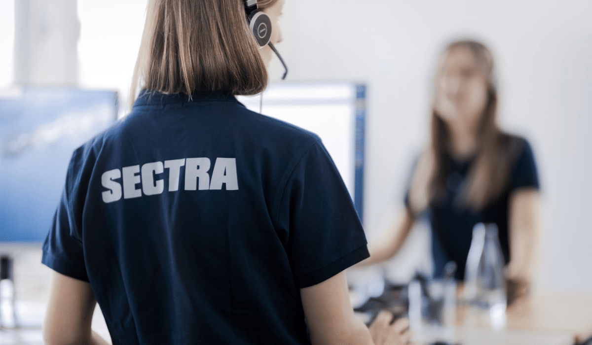 Membre de l’équipe Sectra en support client, illustrant l’expertise locale en imagerie médicale présentée aux JFR 2025.