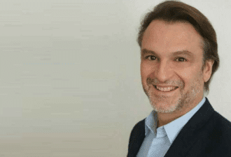 Portrait d’Antony Derbes, illustrant la collaboration et la confiance comme moteurs de la performance technologique.