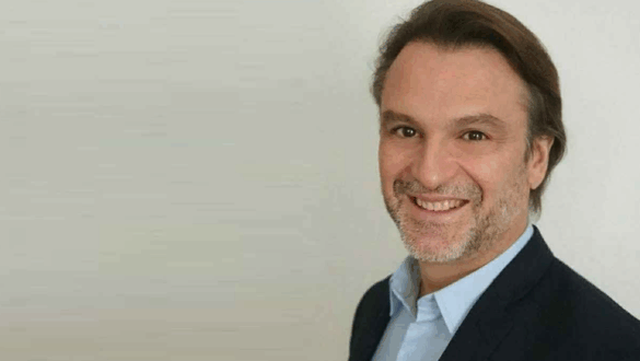 Portrait d’Antony Derbes, illustrant la collaboration et la confiance comme moteurs de la performance technologique.