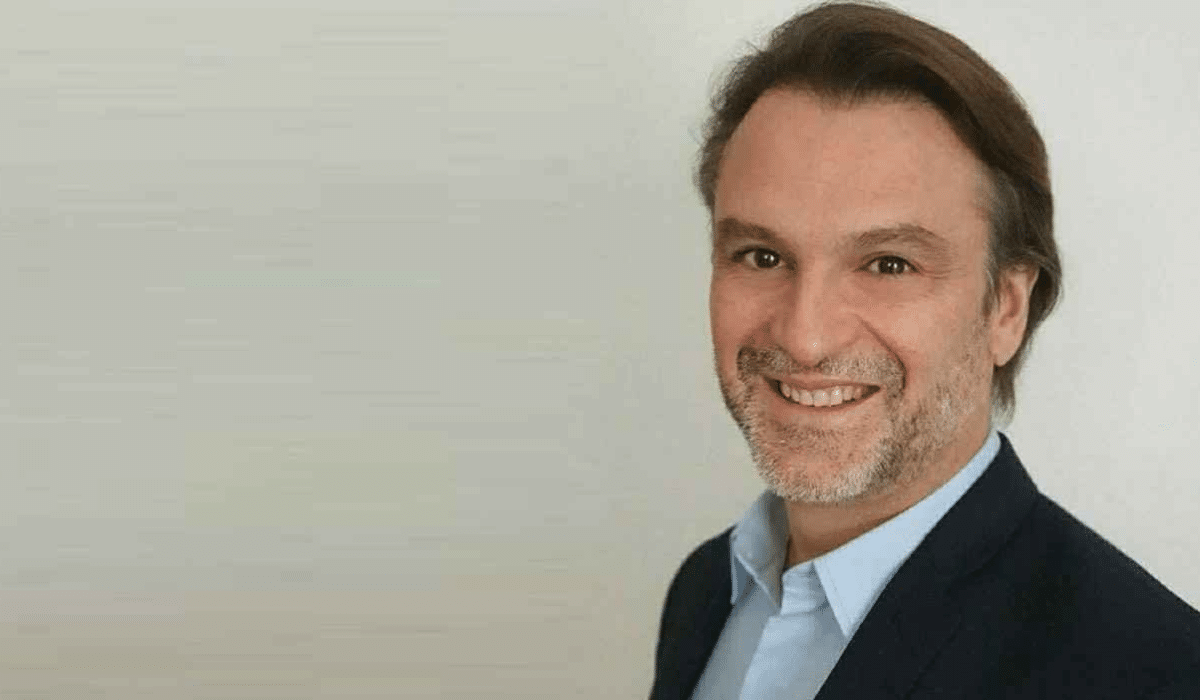 Portrait d’Antony Derbes, illustrant la collaboration et la confiance comme moteurs de la performance technologique.