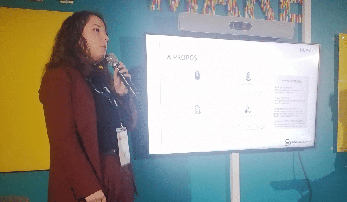 Léonie Schröder présentant la solution HUVY lors d’un événement e-santé dédié à l’innovation en dermatologie
