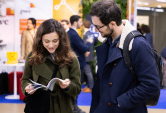 Visiteurs échangeant lors du salon MedInTechs dédié à l’innovation en santé et médical à Paris