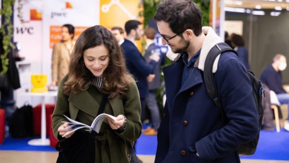 Visiteurs échangeant lors du salon MedInTechs dédié à l’innovation en santé et médical à Paris