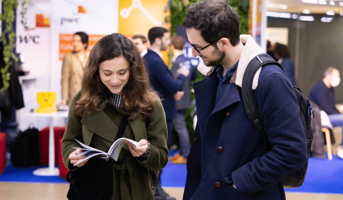 Visiteurs échangeant lors du salon MedInTechs dédié à l’innovation en santé et médical à Paris
